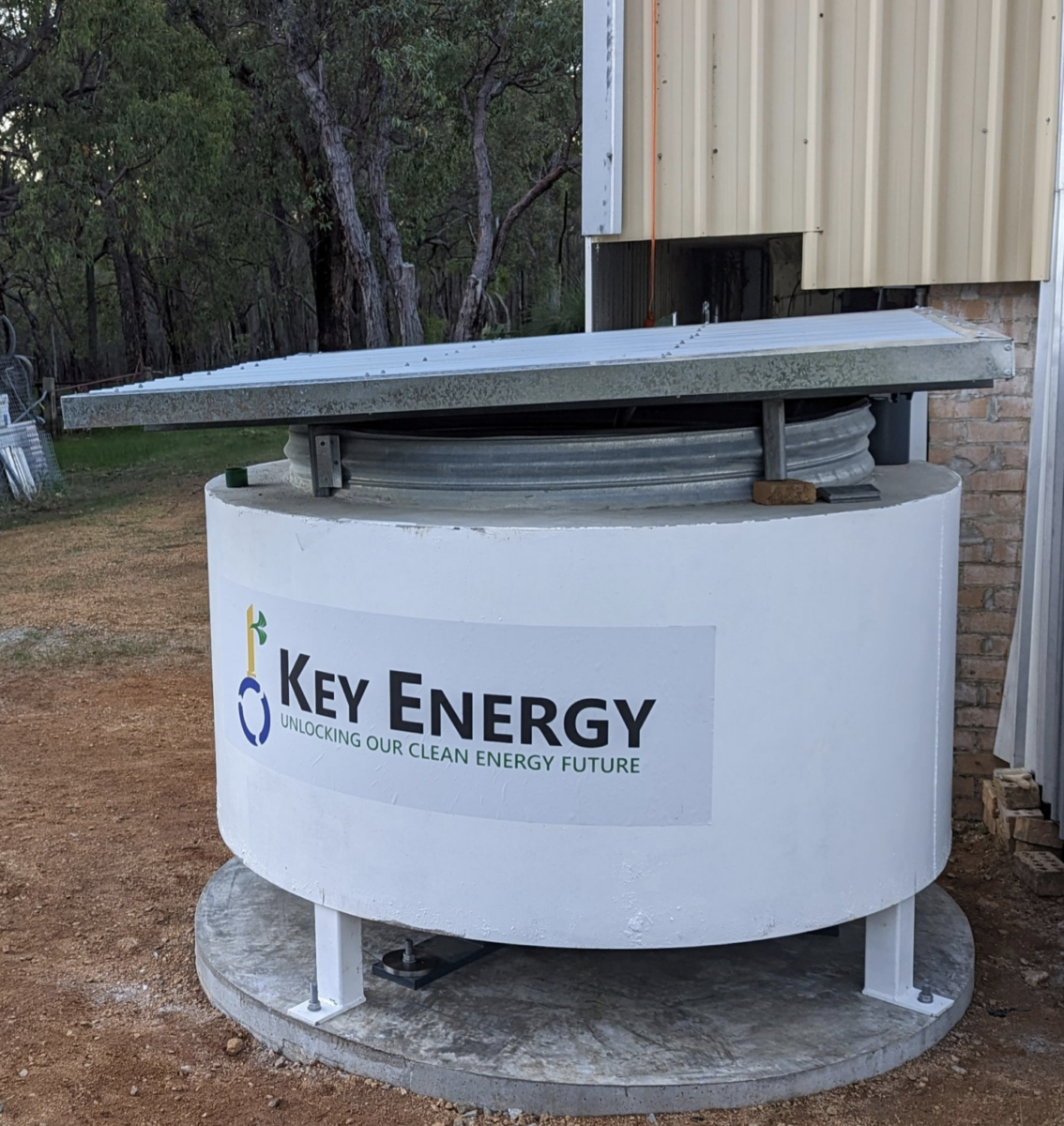 Flywheel mechanical battery with 32 kWh of storage in Australia pv